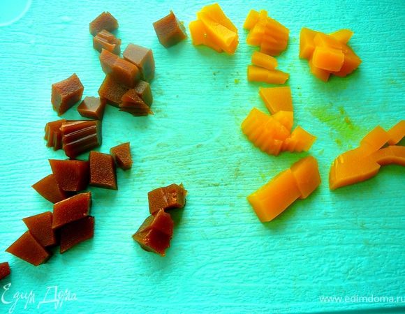 Замершее желе произвольной формы,нарезать кубиками.