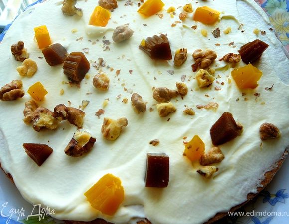 Собираем торт.Коржи намазываем кремом из взбитых сливок,каждый корж присыпаем рубленными орехами и кусочками желе.