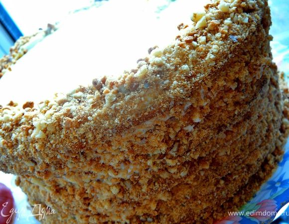 Слегка прижымаем коржи.Оставшимся кремом смазываем бока торта.Присыпаем бока крошкой из обрезком и ореха.