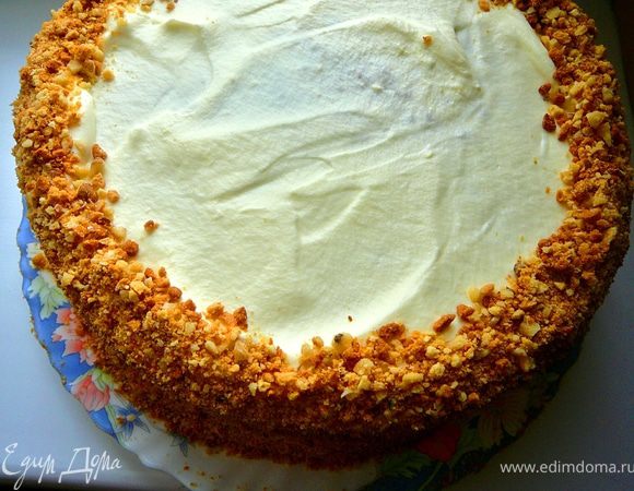 А так же присыпаем край верхнего коржа.