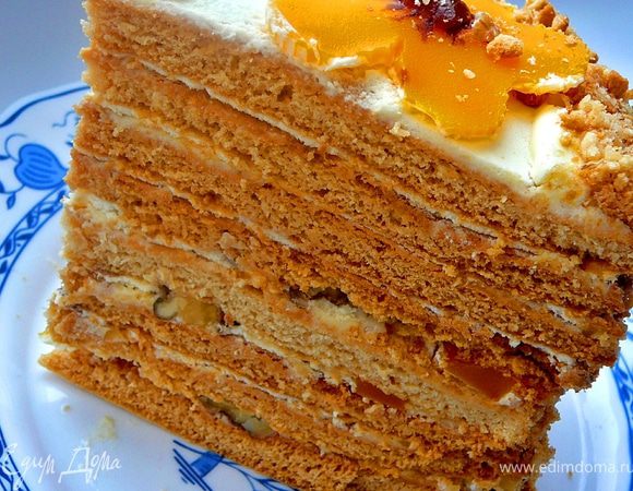 Отсавить торт пропитываться на часа 3,затем поставить в холодильник на часа 4.У меня торт пропитывался ночь в холодильнике.В тот момент когда я оставила торт пропитываться,пришел любитель сладкого и решил съесть крем,прямо с торта,поковырявшись пальчиком.Исправить это я уже не смогла,так как крем начал впитываться,так что если есть какие огрехи,исправляйте как можно быстрее пока крем не начал впитываться.