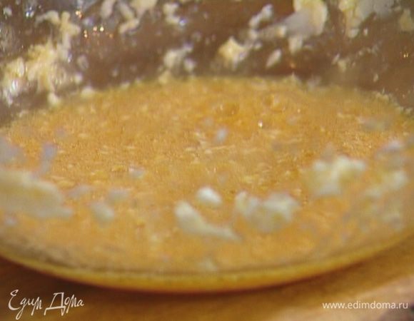 Приготовить тесто: соединить предварительно размягченное сливочное масло, яйцо, 1 ч. ложку сахара, щепотку соли и взбить все миксером. 