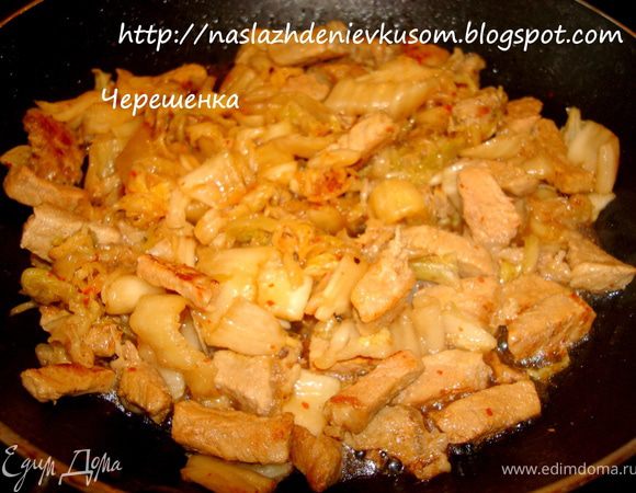 Добавить к мясу капусту, продолжать обжаривать на сильном огне еще 5 минут, посолить, поперчить и после этого на маленьком огне тушить 20 минут… Дать настояться под крышкой 10-15 минут, посыпать кунжутом… Подавать с отварным рисом… Как же это вкусно!!!!!!!!!!!