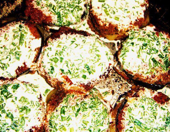 Выложить на противень, положить сверху сметану перемешанную с зеленью и запекать 20 мин при температуре 180 гр.