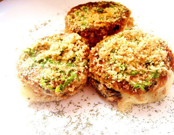 Посыпать сверху баклажаны измельченными орешками и оставить еще на 5 минут в духовке. Баклажанчики готовы! Приятного аппетита!