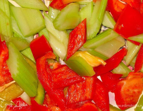 Теперь овощи. Стебли сельдерея и сладкие перцы, я взял красный и белый, нарезать сначала на длинные полоски, а затем нарезать на небольшие кусочки наискосок, иначе нарезка в китайском стиле. Выложить овощи в глубокий противень для запекания и немного посолить морской солью.