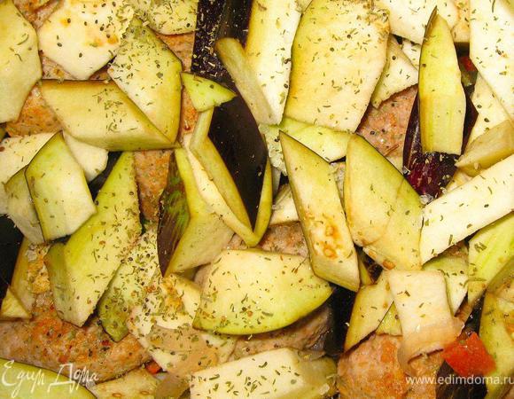 Далее нарезаем баклажан таким же «китайским» способом и раскладываем в свободные зоны между полпеттини. Немного соли и чабреца сверху. Духовка к этому времени должна уже быть прогрета до 200гр.