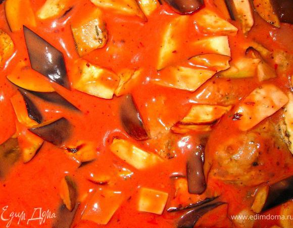 Отправляем противень в духовку минут на 15-20. Пока делаем заправку. В протертые томаты добавить соль, чили, черный перец, чеснок и 100мл нежирных сливок и перемешать. Достать противень из духовки, и равномерно пролить наши полпеттини соусом.