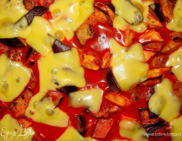 Теперь отправляем противень обратно в духовку еще минут на 20, но уже при температуре 180гр. За 5 минут до готовности разложить на поверхности противня кусочки сыра чеддер. Когда сыр расплавится, достать блюдо из духовки и дать постоять минут 10. Можно подать полпеттини к столу с белым рассыпчатым рисом, а мне понравилось положить поверх своей порции ложку натурального йогурта для контраста с острой заправкой. Приятного аппетита!