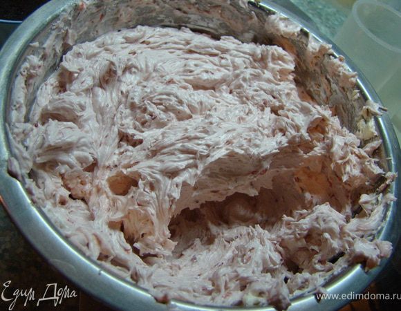 С кремом тоже все просто, но... также, довольно длительный процесс.
Белки взбиваем с сахаром на водяной бане. Вода не должна кипеть. Взбиваем до тех пор, пока сахар не раствориться, а белки не станут не сильно горячими. Затем снимаем белки с водяной бани и продолжаем взбивать, пока дно не станет нейтральным на ощупь. Только после этого (!!!), начинаем добавлять прохладное, но не холодное масло, порезанное на кубики. Добавляем по несколько кубиков, беспрерывно взбивая на средней скорости, пока масло не взобьется (не добавляйте следующие кусочки масла, пока предыдущие не взобьются полностью). После того, как вы ввели все масло в белки, добавьте щепотку соли и ваниль. Взбейте, а затем добавьте клубнику и взбейте до однородной консистенции.