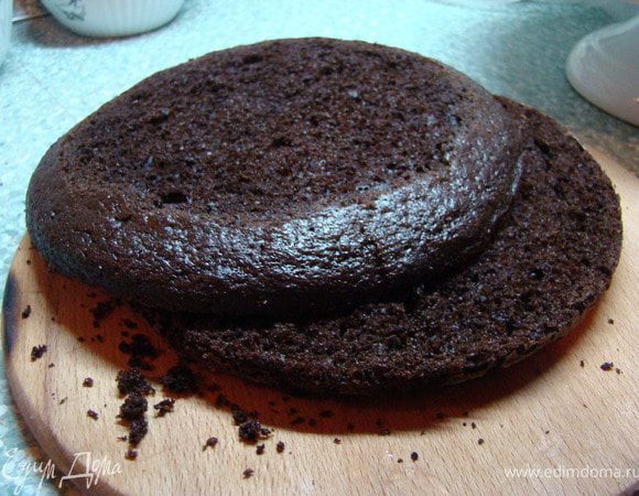 После того, как все коржи готовы и остыли, разрезаем их вдоль на две части. Получается 6 коржей. Каждый корж смазываем кремом. Кладем сверху друг на друга и смазываем бока. (У меня крема хватило не на 6 коржей, а на 5, так что рассчитывайте крем. Хотя, мне сыграло это на руку:)). Немного крема оставьте, а торт поставьте в холодильник на 30 минут. Крем тоже.