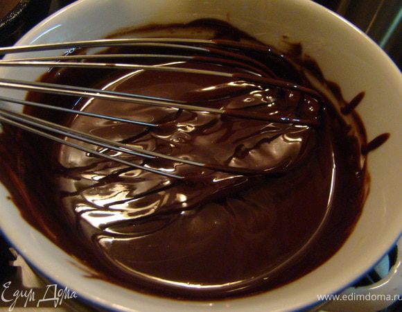 В это время, на водяной бане растопите темный шоколад и масло. Остудите до комнатной температуры.