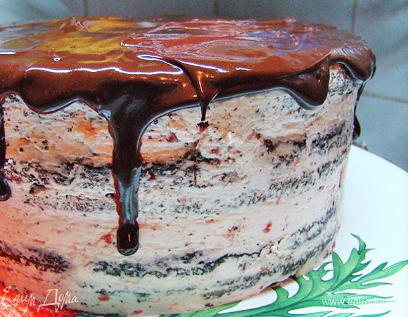 Через 30 минут, достаньте торт и обмажьте бока торта оставшимся кремом до гладкости. Сверху полейте шоколадной глазурью и поставьте в холодильник минимум на 2 часа.