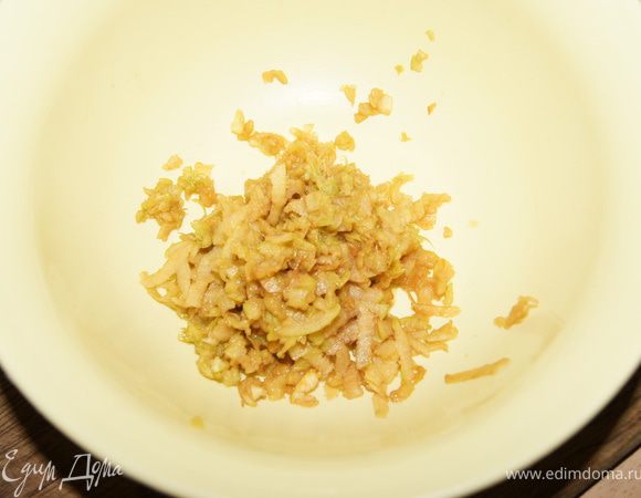 Яблоко натереть на средней терке.