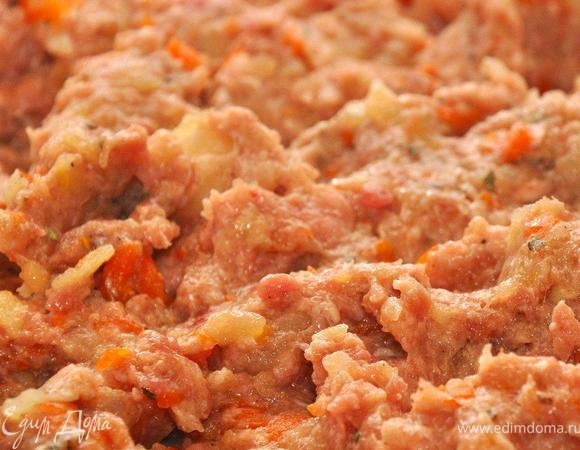 Для начала приготовим фарш. Куриное филе пропустим 2-3 раза через мясорубку, а филе индейки, напротив пропустим только один раз. Это придаст фаршу особенную текстуру. Теперь добавим яйцо, соль и специи: молотый чили, черный и белый перец, паприку, чабрец, молотый кориандр и тмин. Тщательно вымешиваем фарш и отправляем его в холодильник на 30 минут.
Если кто не очень любит «остренькое», или собирается приготовить полпеттини для детей, то исключите из специй чили и белый перец.
