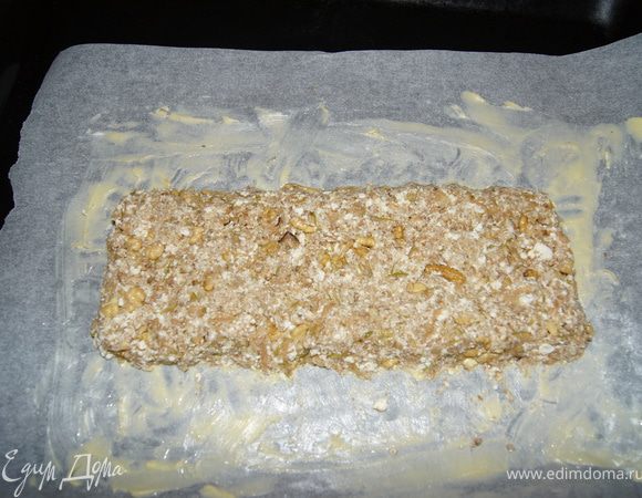 Пергамент смазать сливочным маслом и массу выложить прямоугольником.