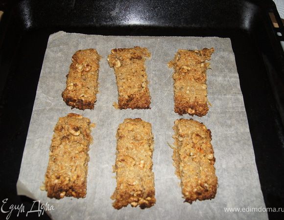 Отправить в горячую духовку на 20 минут при температуре 190С.
Вытянуть с духовки, порезать на батончики и отправить еще на 10 минут в духовку.