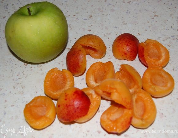 Размягченное масло растереть с сахаром и ванильным сахаром. Добавить яйца, перемешать. Муку с разрыхлителем просеять, всыпать к масляной массе, замесить тесто. Очищенные яблоки и абрикосы нарезать кубиками.