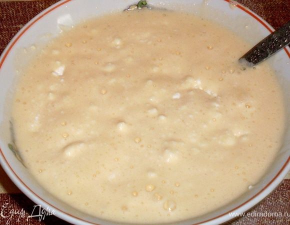 Яйца взбиваем до пышной устойчивой массы, в конце добавляем сахар.
Творог сам по себе уже должен быть вкусный, поэтому сахара мало.
Просто аккуратно размешиваем творог с яично-сахарной смесью.
Не муку, не манку я не кладу. Хотелось творога.

