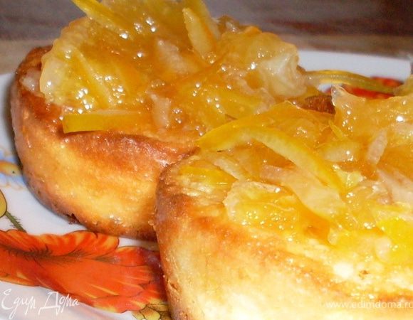 Творожникам, даем остыть в формах до теплого состояния, осторожно вынимаем, обводя тупой стороной ножа по окружности формы и приподнимая донышко. Творожники такие нежные и мягкие – возможно «обрушение конструкции».
Покрываем вареньем и наслаждаемся с кружкой горячего какао.

