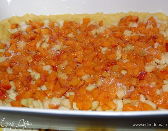 2/3 теста выложить в форму смазанную маслом, разровнять руками, сделав бортики. Выложить на тесто фрукты.