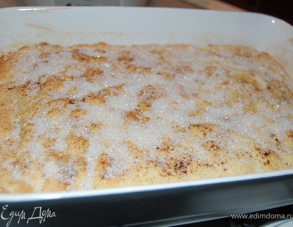 Выпекать при 180° примерно 20 минут. Вынуть пирог из духовки, присыпать сахаром, и снова отправить в духовку еще на 5 минут.