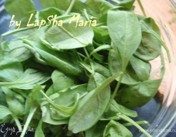 Листья шпината разобрать, все не красивые и подвявшие убрать. 