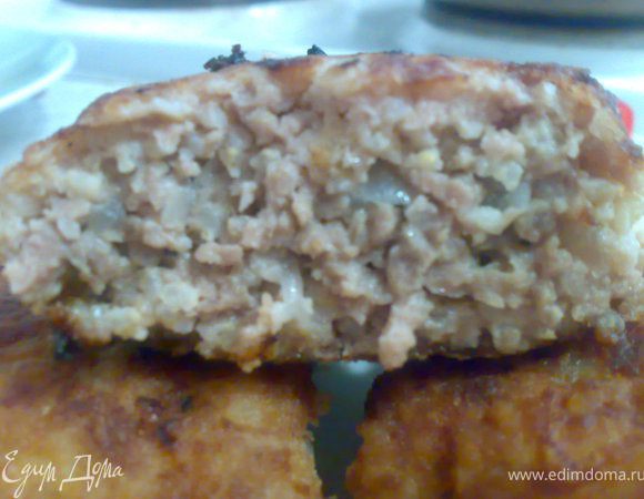 Котлеты обжариваем на растительном масле до готовности(до румяной корочки).Подаем готовые котлеты с овощами и зеленью.Приятного аппетита!