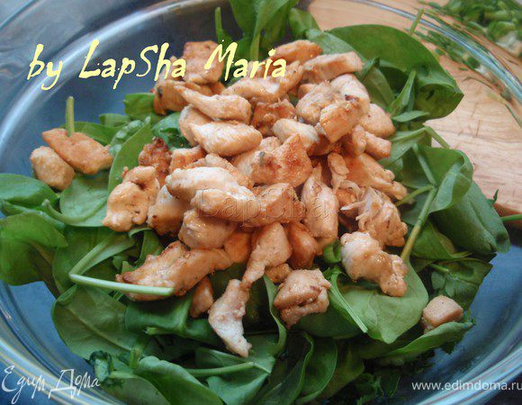 Курочку можно использовать вареную, жареную или копченую. В данном случае  жаренная на капельке масла до золотистой корочки. Довольно мелко нарезать и отправить к зелени. 