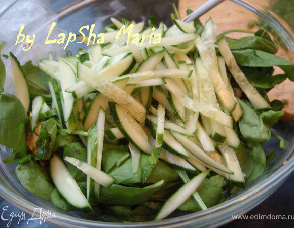 Огурец нарезать тонкими полосочками.