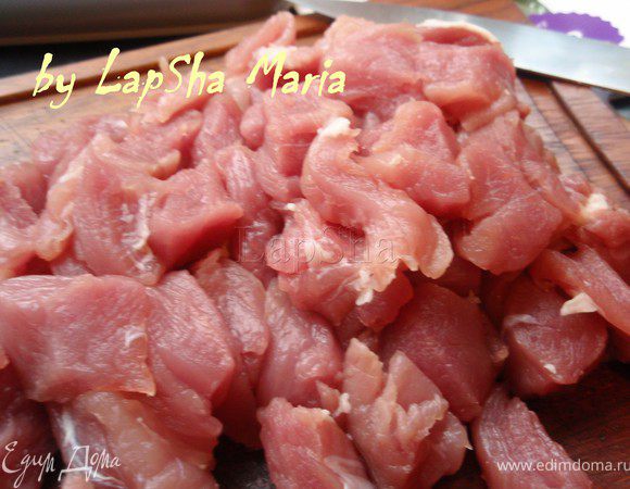 Свинину нарезать средними кубиками, примерно 2Х2 см. Обжарить на оливковом масле до золотистой корочки.