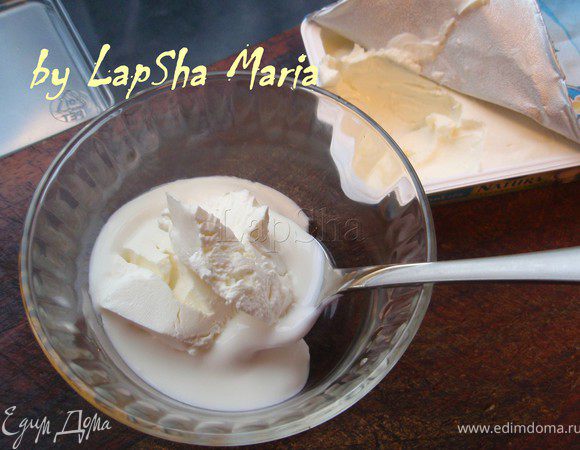 Добавим творожный сыр по типу альмете, натура, буко и т.д. У меня легкий, с уменьшенной жирностью. Соус обязательно посолить и поперчить.