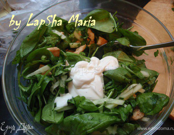 Добавим заправку в миску с салатом.