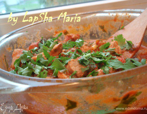Добавить к мясу зелень и томить на маленьком огне ещё 7-10 минут при закрытой крышке. Весь аромат зелени пропитает мясо. Приятного аппетита! 