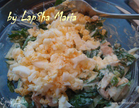 В миске их под соуса вилкой раздавим 2 варенных яйца до состояния крупной крошки. И добавим к салату.