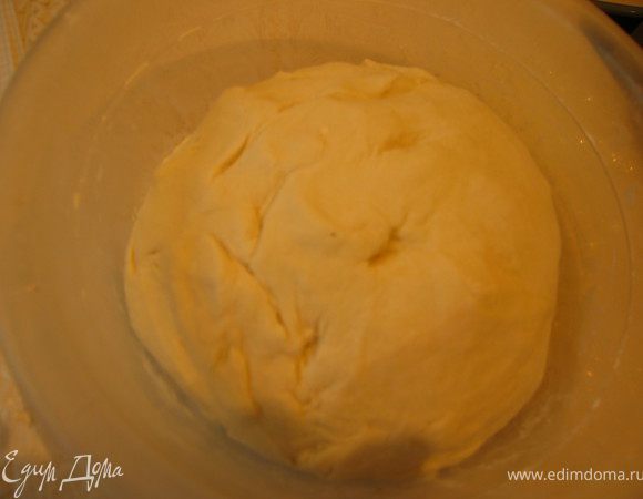 Все очень просто : в муку добавили воду и замесили эластичное тесто. Положили в миску накрыли и дали тесту отдохнуть 30-40минут.