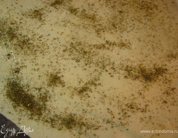 Разделили  тесто на 7 частей.Присыпаем стол мукой и раскатываем лепешку как можно тоньше. Смазываем растительным маслом, посыпаем солью и ореховой травой.