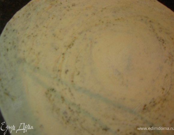  улитку раскатываем  в пласт толщиной 2-3мм, диаметром примерно 18-20 см 