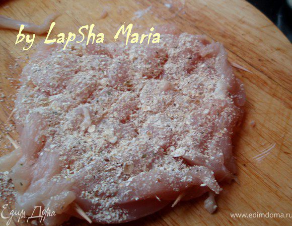 Обильно присыпать панировкой курицу с обеих сторон.  