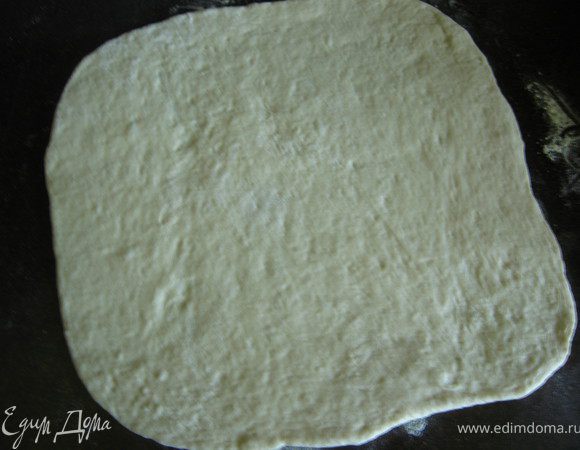 разделить тесто на 2 части.Раскатать в пласт толщиной 0,5см. 