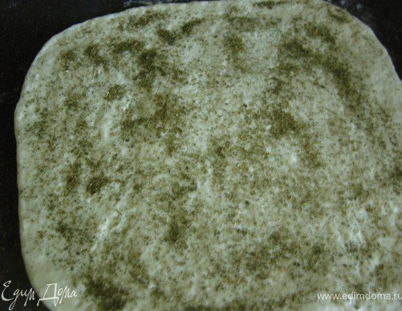 Посыпать ореховой травой.