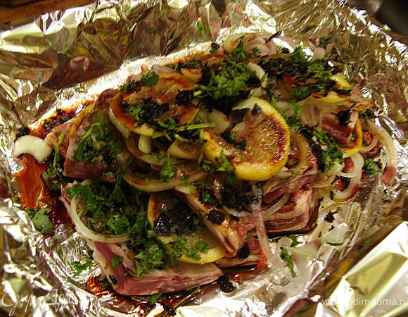 Теперь укладываем второй слой баранины и снова засыпаем луком, лимоном, перчиком, зеленью и поливаем соевым соусом.