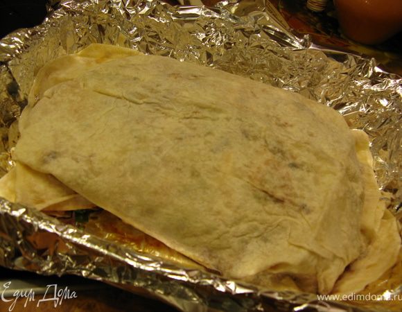 Сверху выливаем полстакана красного вина и накрываем листом лаваша, так чтобы края были подоткнуты под нижний слой мяса.