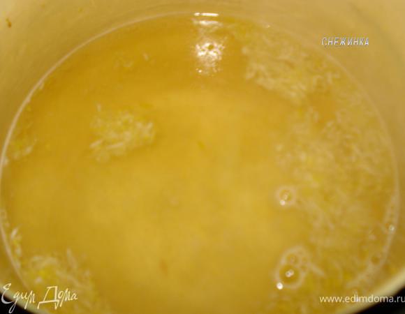 Наливаем в кастрюлю воду, высыпаем сахар. Натираем туда цедру лимона, хорошо выдавливаем сок лимона. Мне показалось этого мало (смотрите по вкусу) и я еще порезала мелко половинку самого лимона. !Если будете как и я использовать мякоть лимона, обязательно снимите белую часть кожуры, иначе будет горчить! Ставим на огонь.