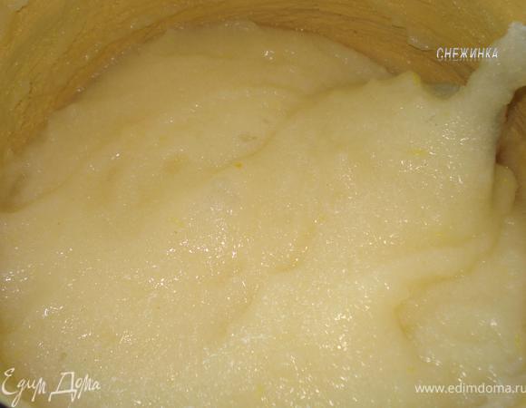 Когда масса загустеет, снять с огня и остудить до температуры парного молока (не горячей, но и не остывшей). 