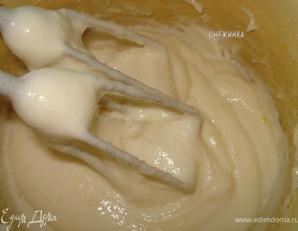 Поставить кастрюлю в другую емкость с холодной водой (можно поставить на лед) и взбивать (достаточно долго) миксером, пока масса не остынет. 