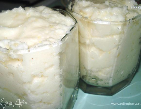 Выложить мусс в смоченную холодной водой форму (я разложила в стаканы) и поставить в холодильник примерно на 2 часа.