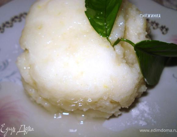 Перед подачей выложить мусс на тарелку и полить лимонным сиропом. Для категорических не любителей манки может не приглянуться, но мне понравилось)) Угощайтесь!