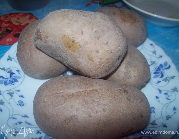 картофель сварить в мундире до готовности, остудить