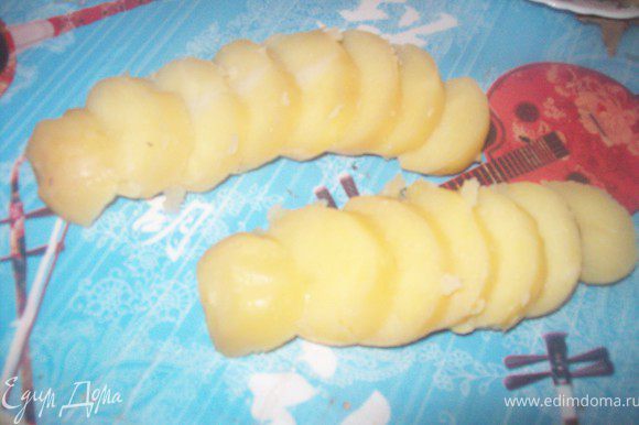 Картофель очистить и нарезать ломтиками